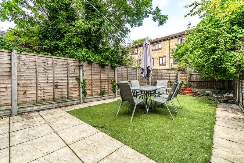 Large en-suit double room available