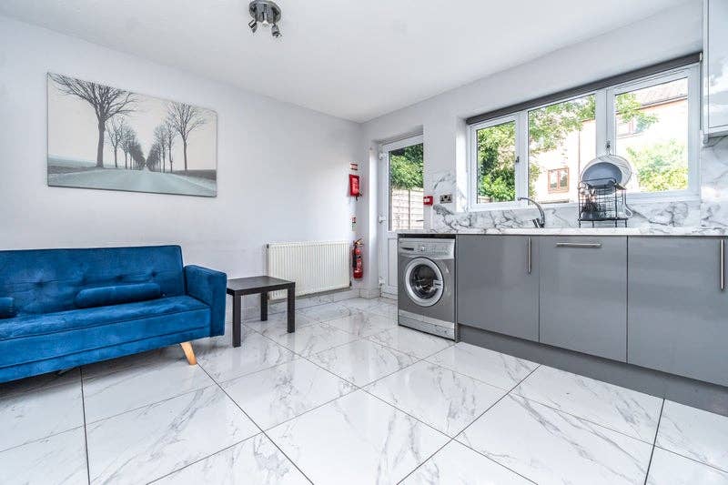 Large en-suit double room available