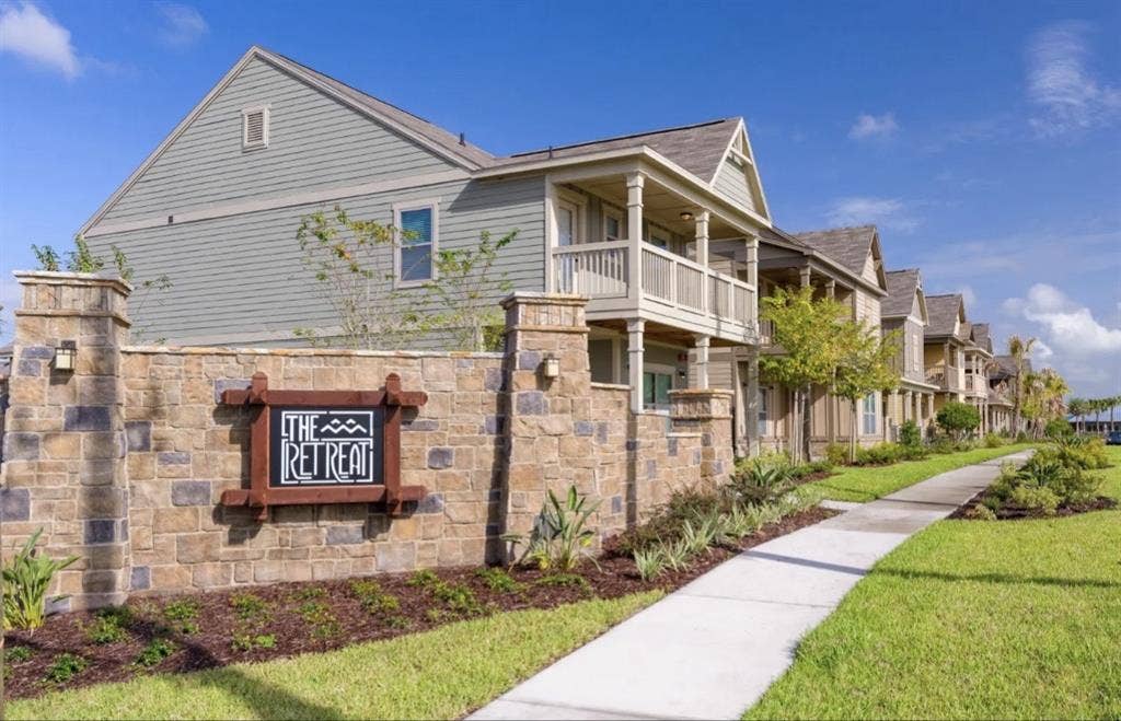 The Retreat West! Room lease!