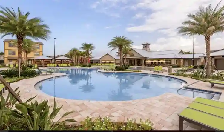 The Retreat West! Room lease!