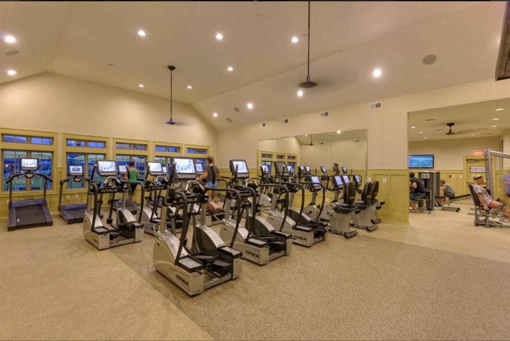 The Retreat West! Room lease!