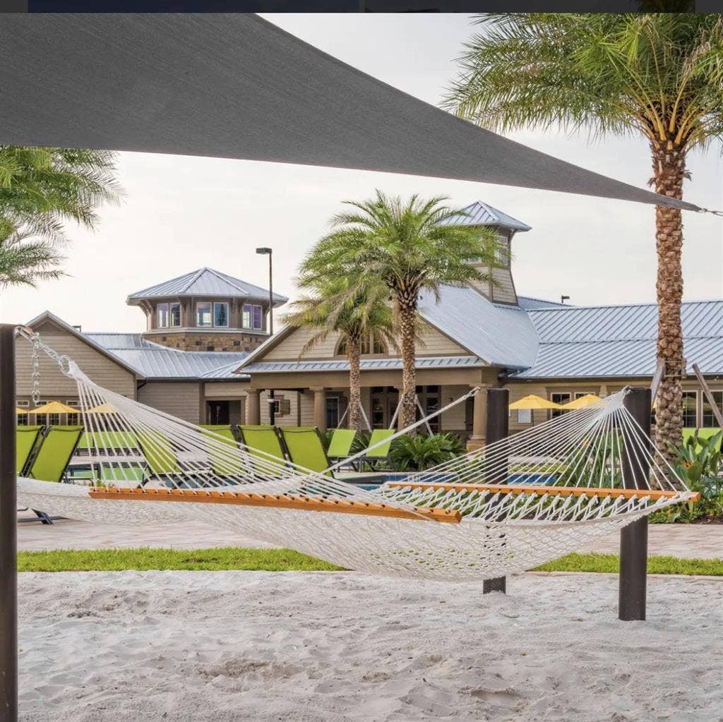 The Retreat West! Room lease!