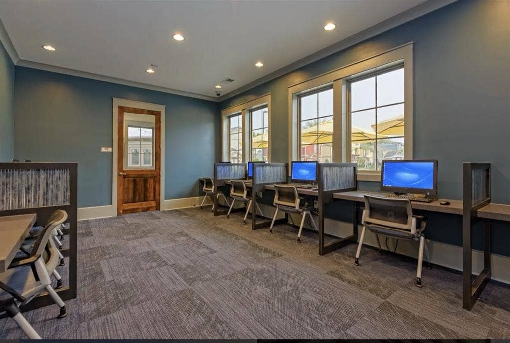 The Retreat West! Room lease!