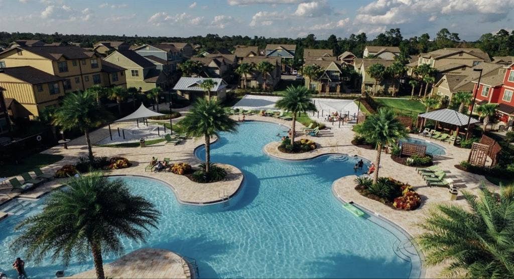 The Retreat West! Room lease!