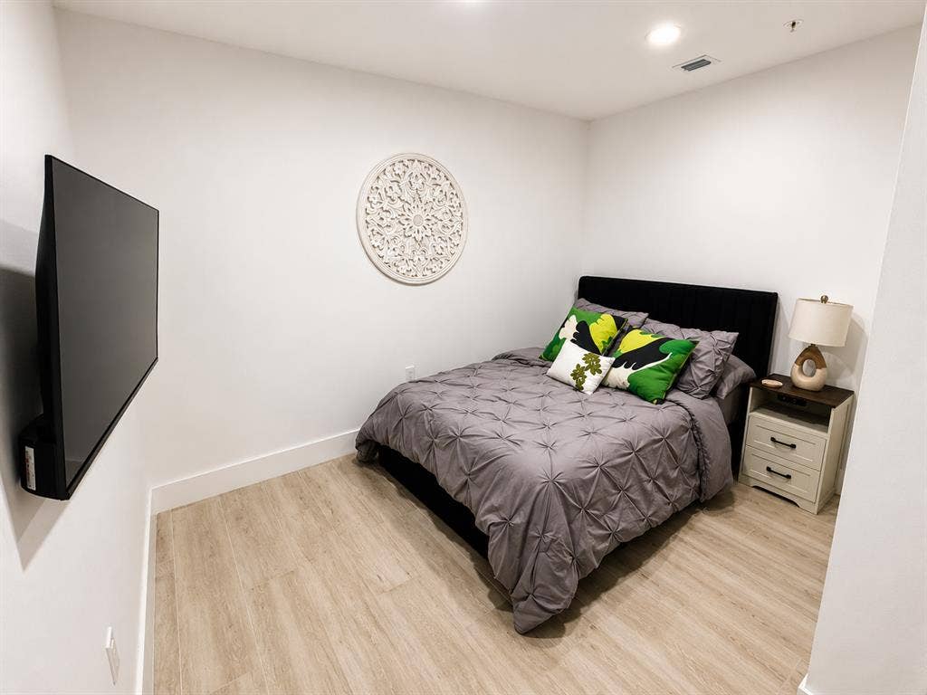Modern Furnished Room/ Central Miam