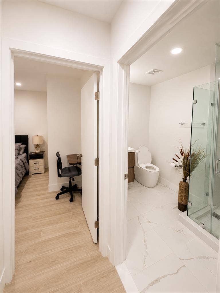 Modern Furnished Room/ Central Miam