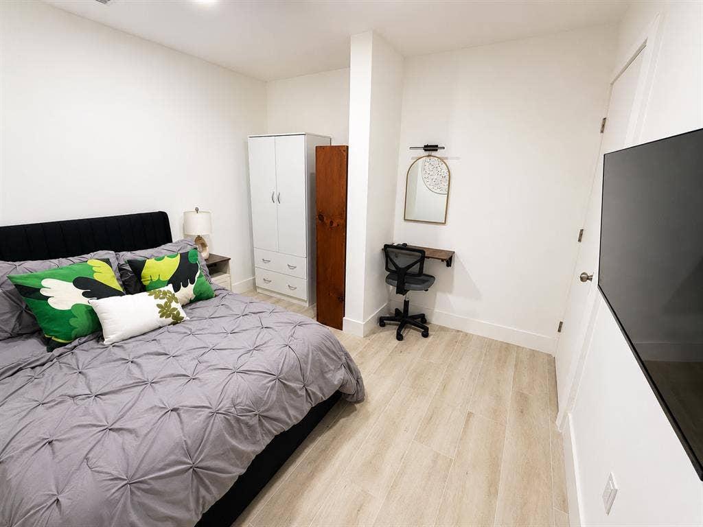 Modern Furnished Room/ Central Miam