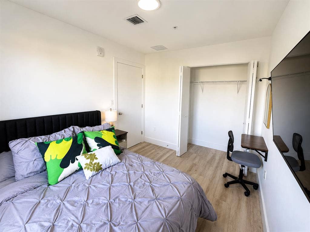 Modern Furnished Room/ Central Miam
