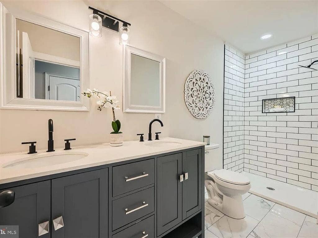 Master Bed Private Bath - Canton