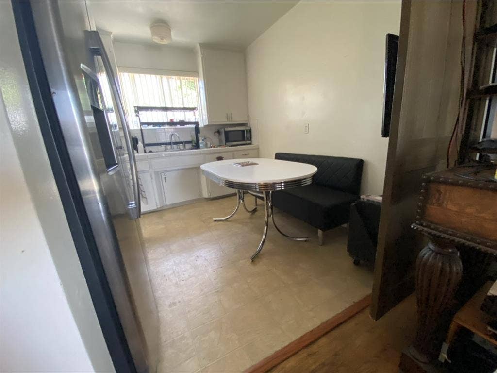 Nice 12 x10 room new floors + tv