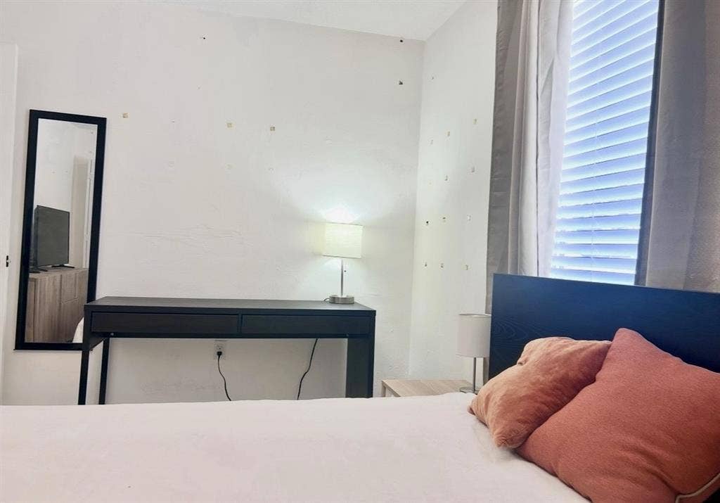 Edgewater ( Midtown ) room for rent