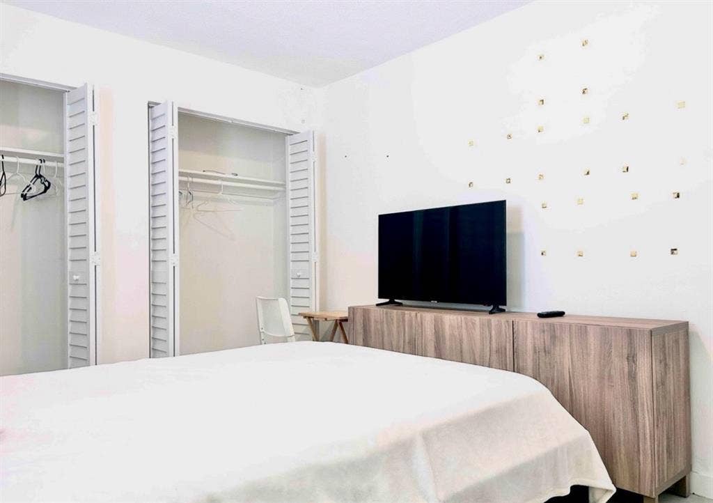 Edgewater ( Midtown ) room for rent