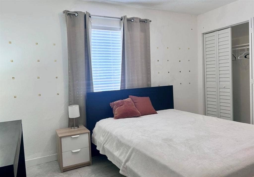 Edgewater ( Midtown ) room for rent