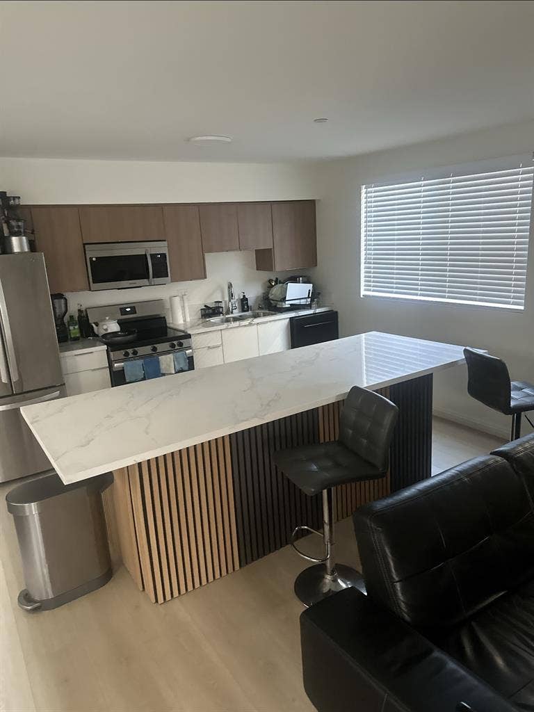 Looking for roommate