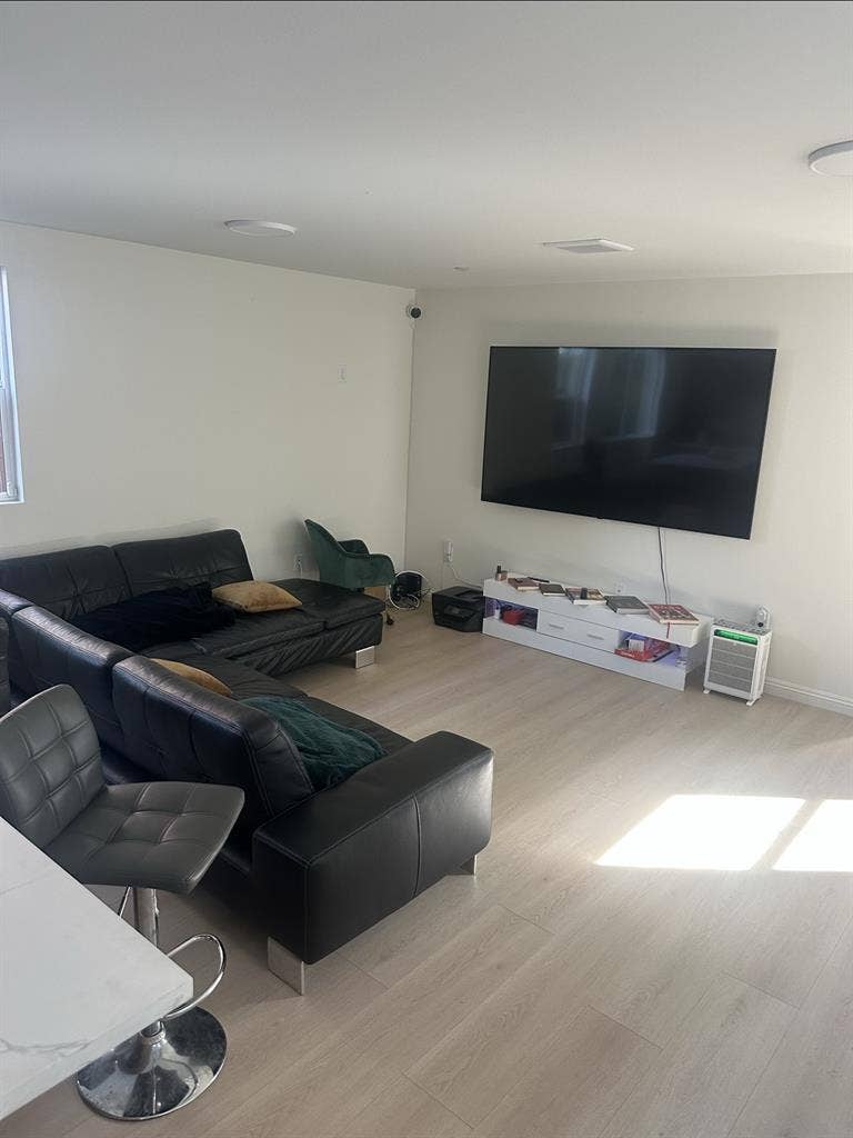 Looking for roommate