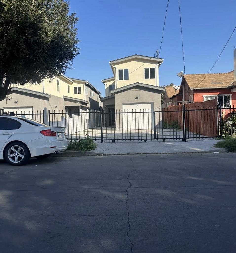 Looking for roommate
