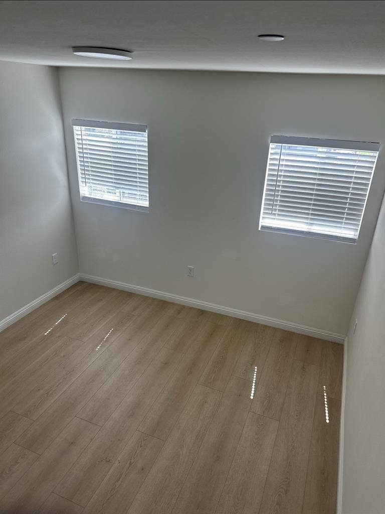 Looking for roommate