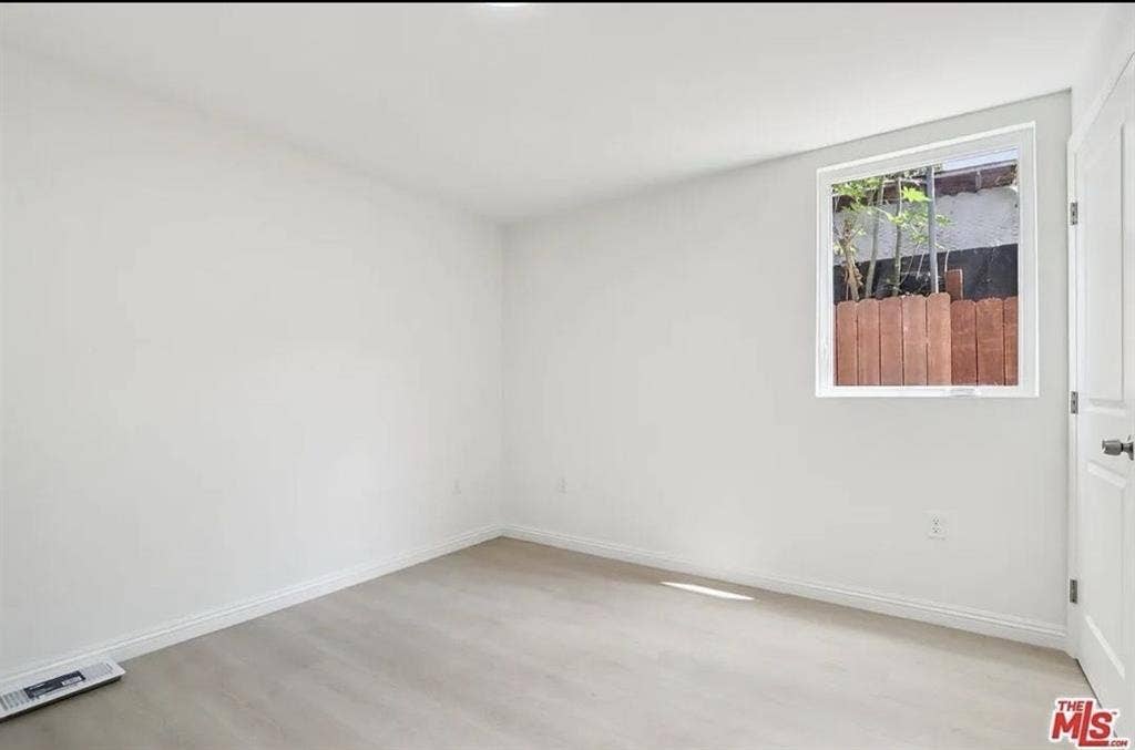 Looking for roommate