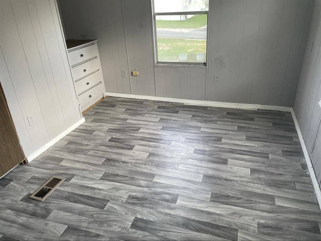 Older mobile home 2 bedroom 1 bath