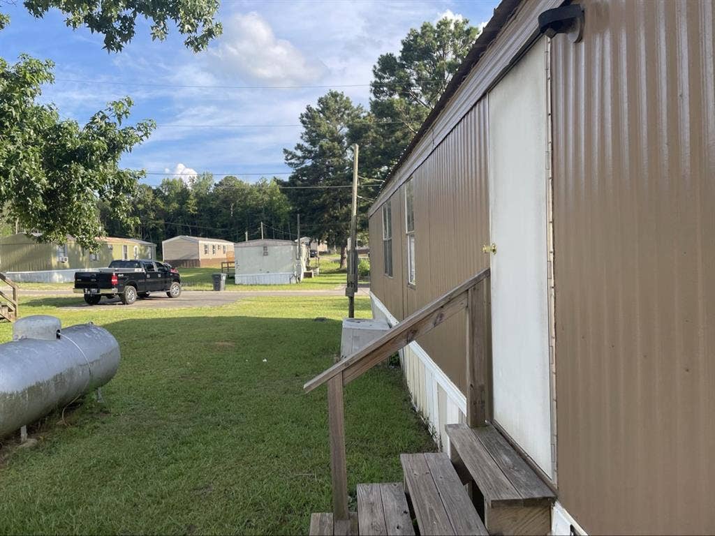 Older mobile home 2 bedroom 1 bath