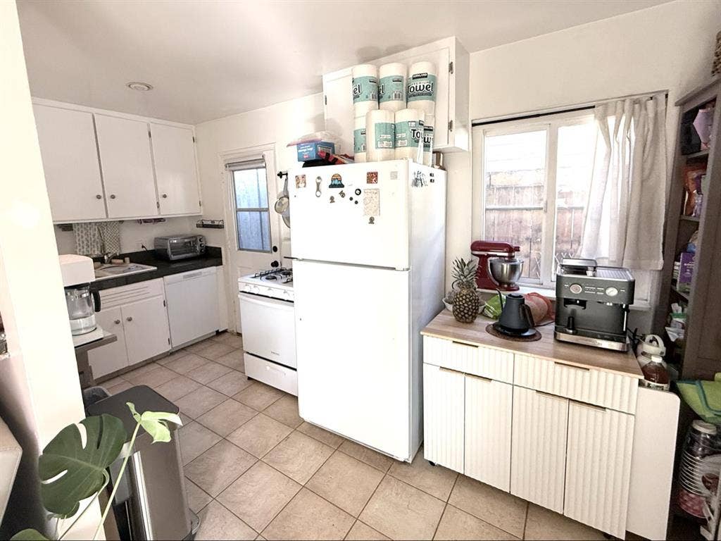 $1200 Ocean Beach, move in Aug 1st