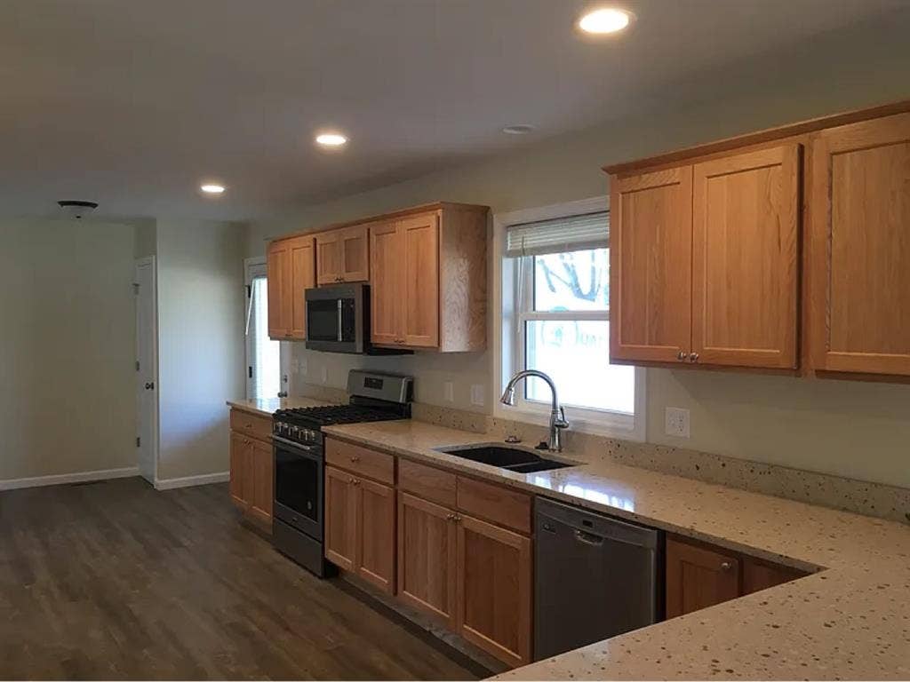LOOKING FOR 2 MORE ROOMMATES!!!