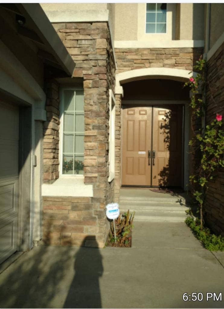 Room avilable for rent in a house