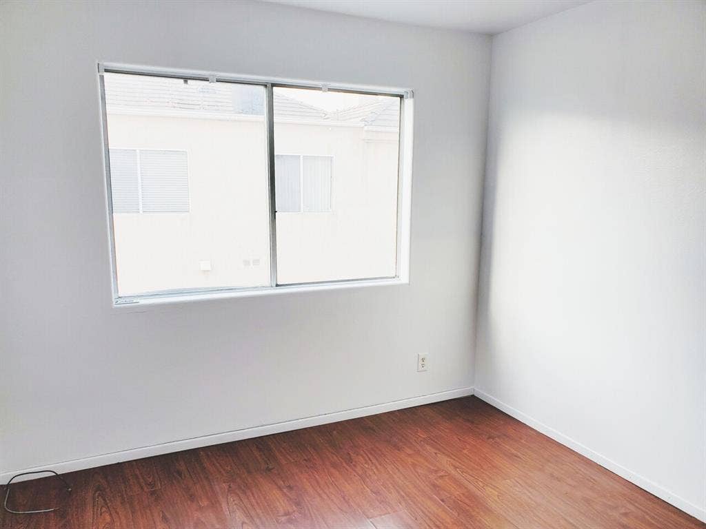 ** 2-3 ROOMS- Immediate move-in! **