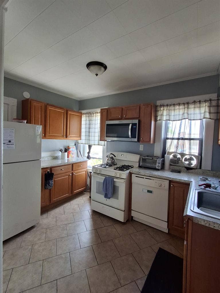 In need of 3rd roommate!