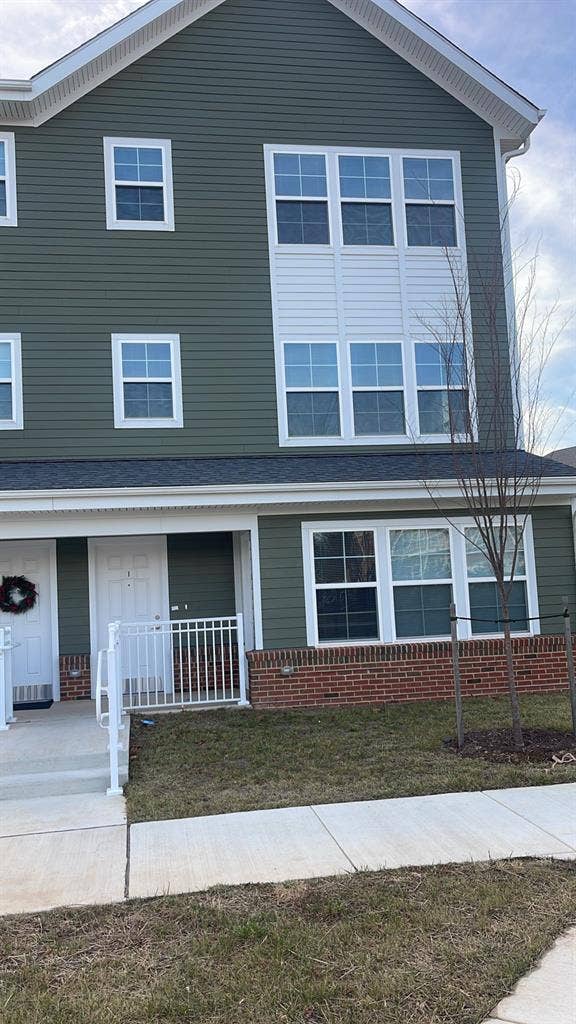 1 BEDROOM SHARED BATH