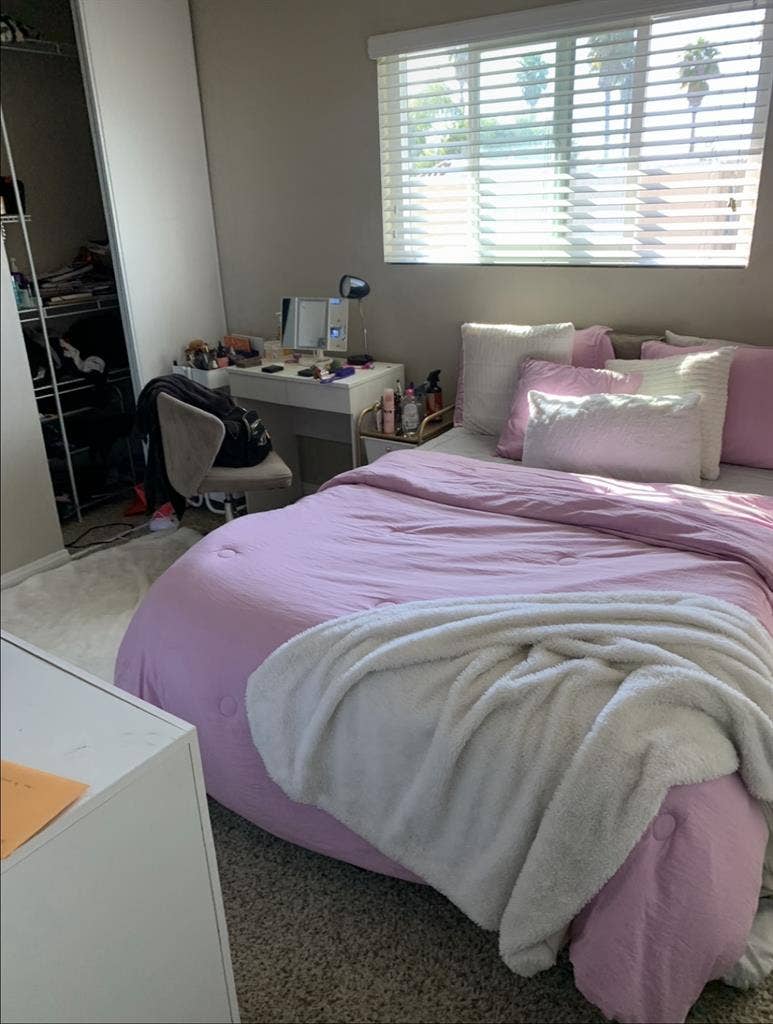 Looking for a female roommate in SD