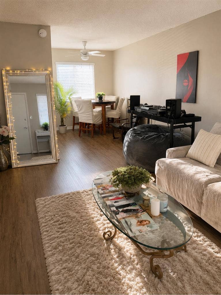 Looking for a female roommate in SD