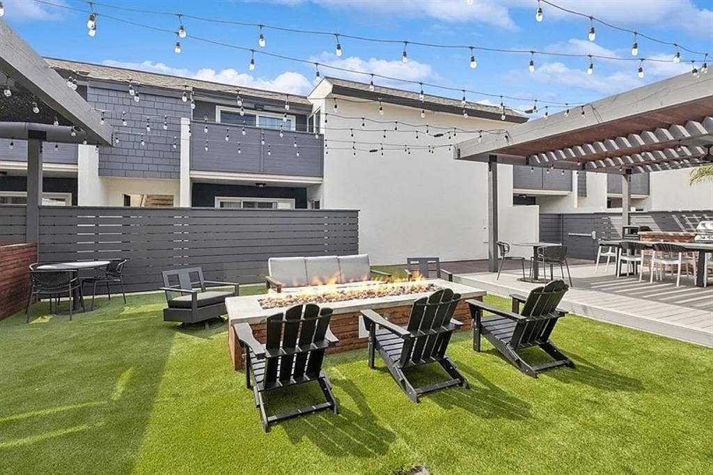 Looking for a female roommate in SD