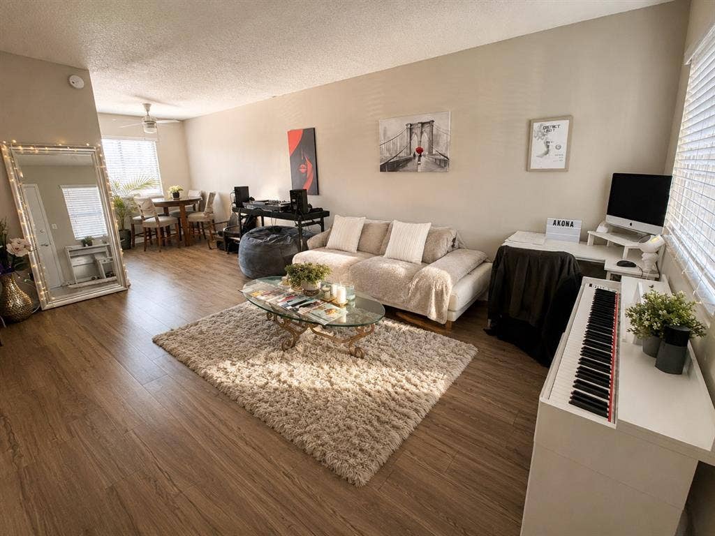Looking for a female roommate in SD