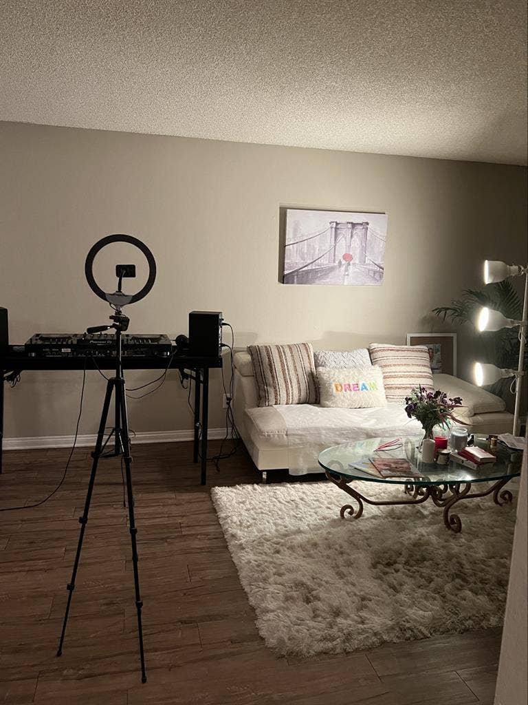 Looking for a female roommate in SD