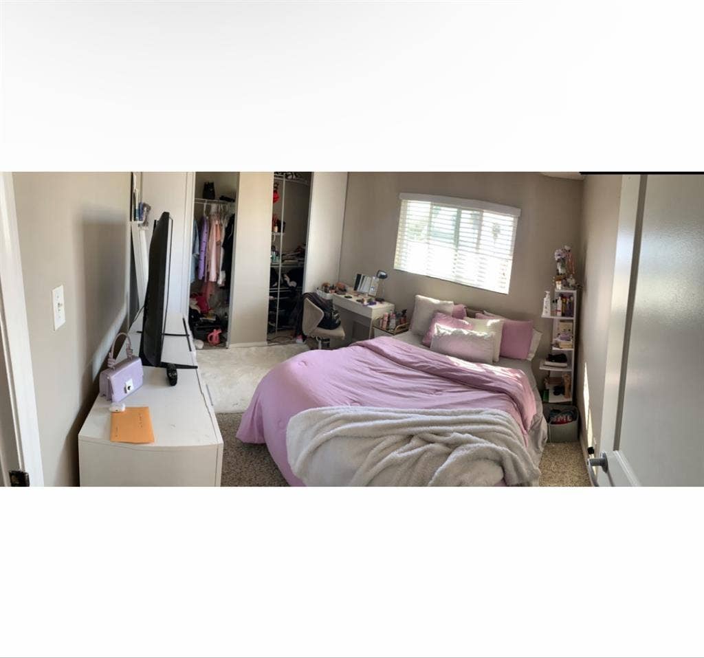 Looking for a female roommate in SD