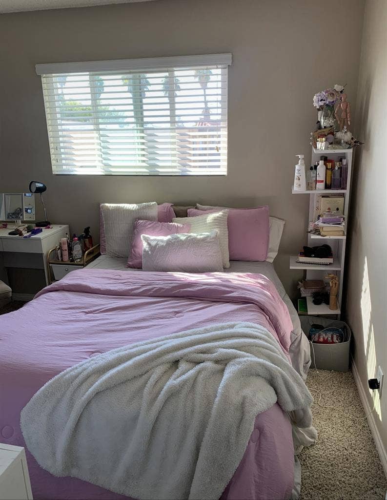 Looking for a female roommate in SD