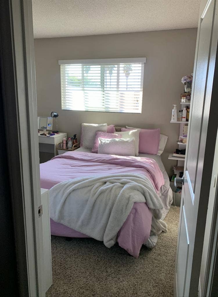 Looking for a female roommate in SD