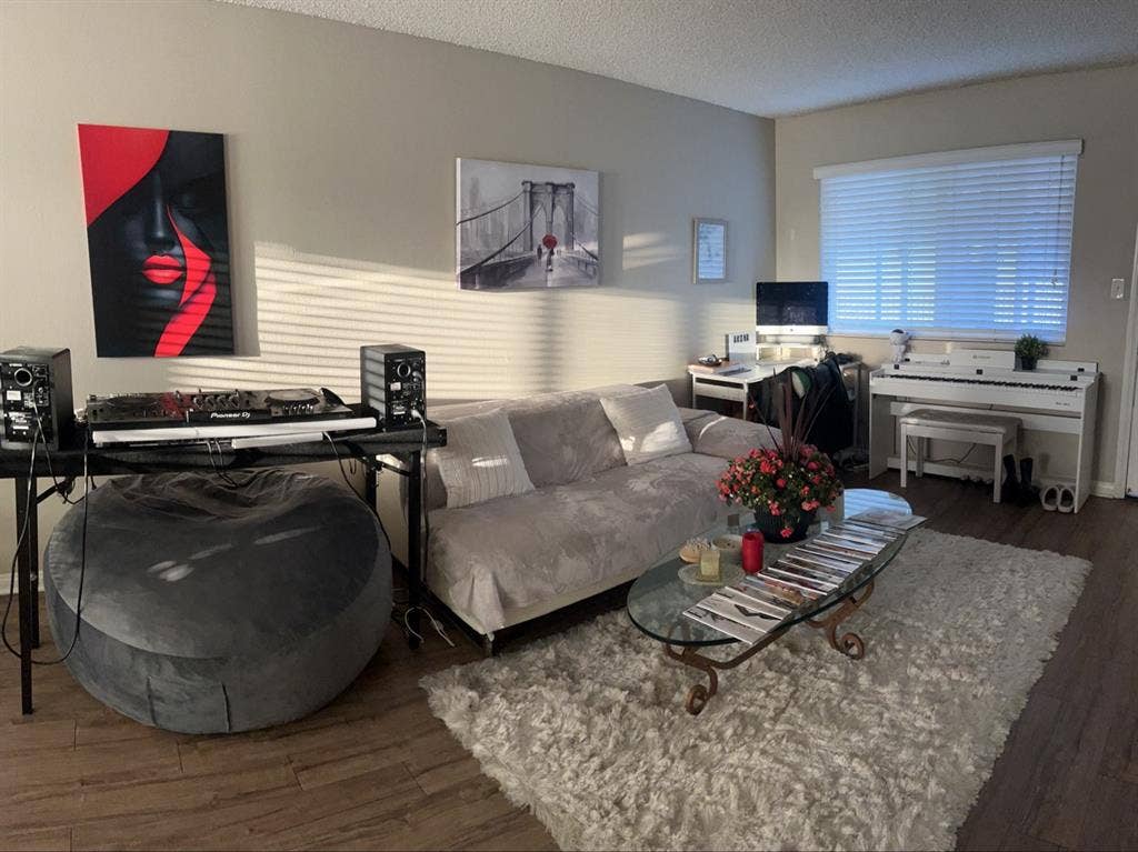 Looking for a female roommate in SD