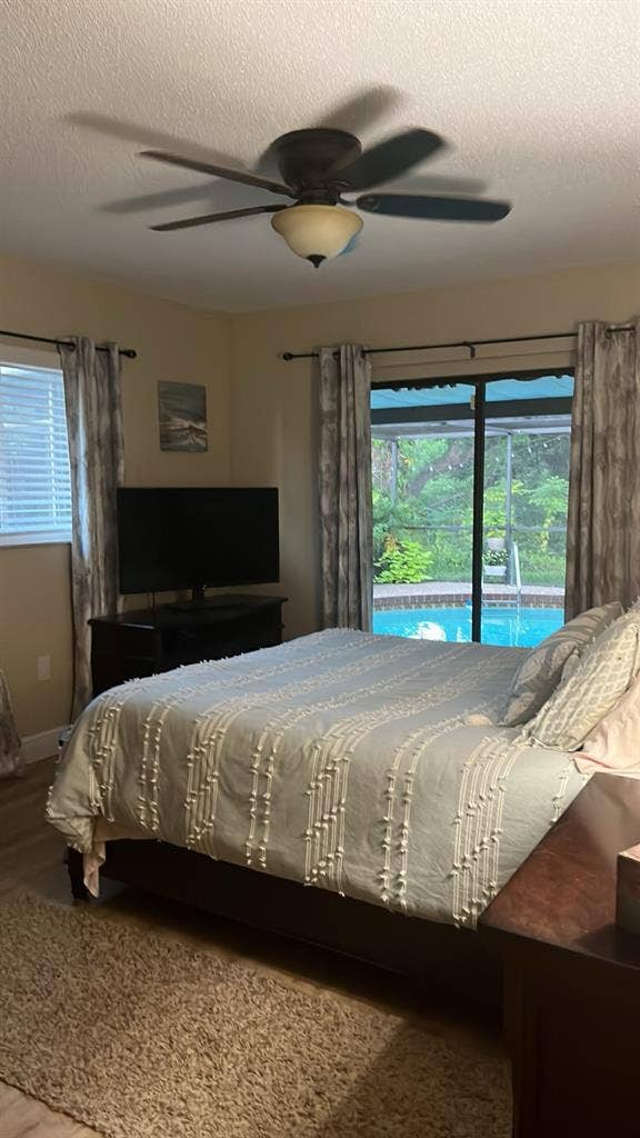 Room in Venice 3/2 pool home