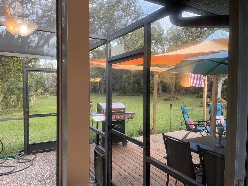 Room in Venice 3/2 pool home