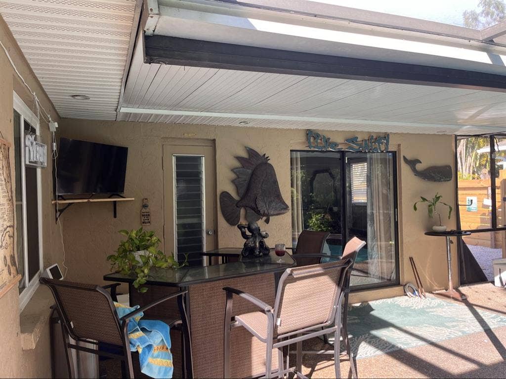 Room in Venice 3/2 pool home