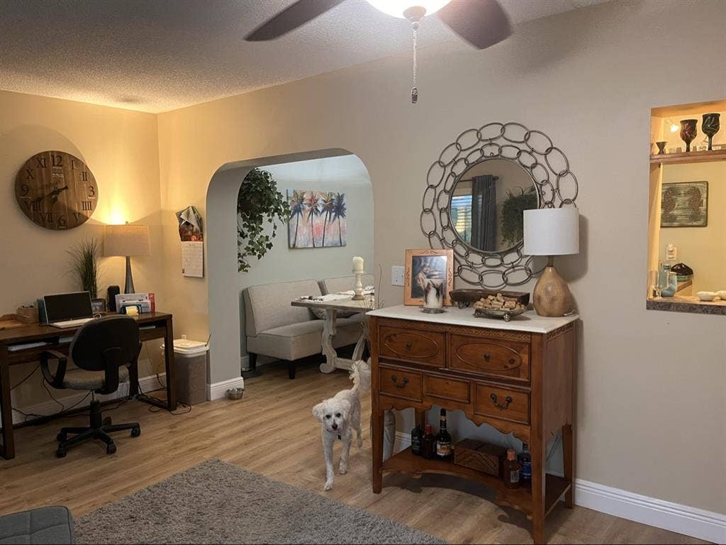 Room in Venice 3/2 pool home