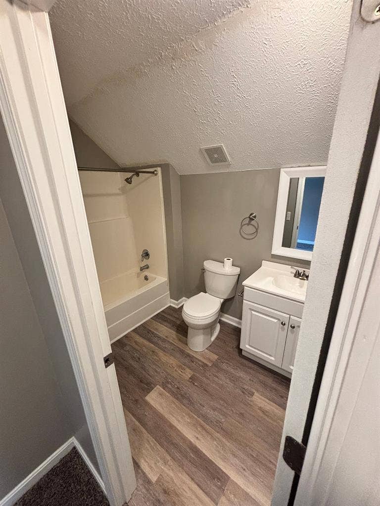 2 rooms available November 1st
