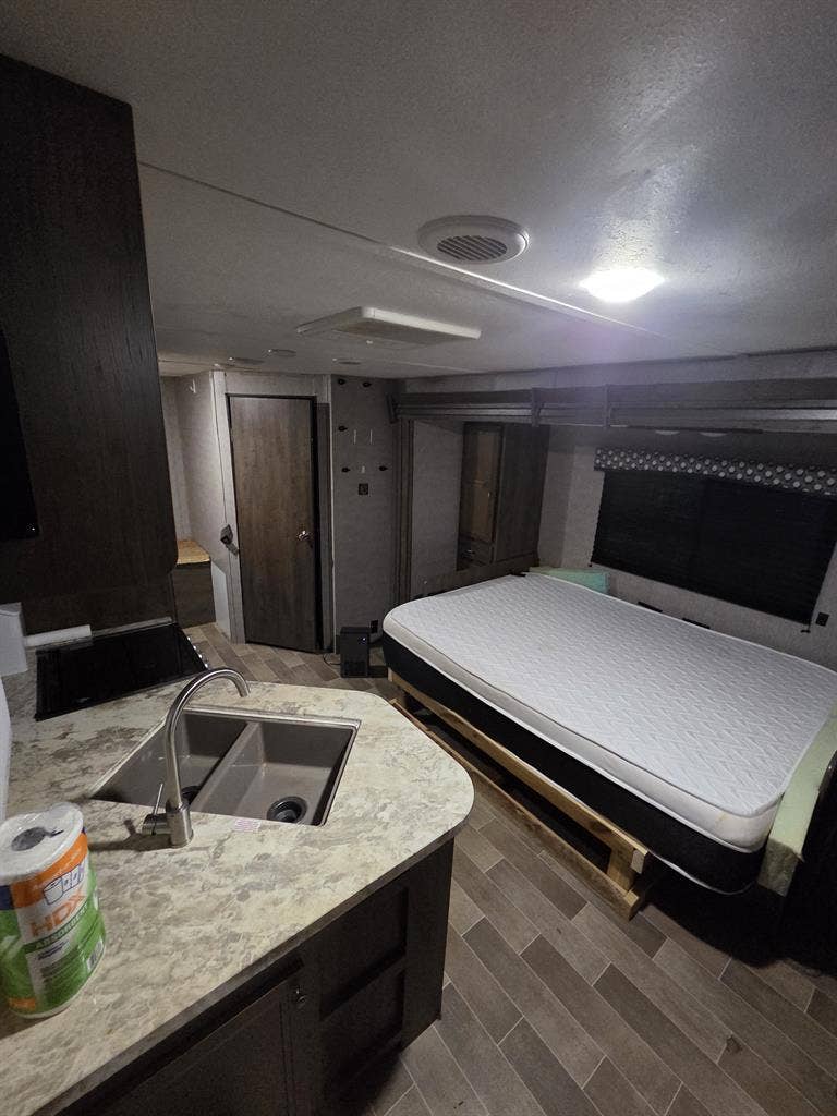 Clean Quiet Cozy Camper