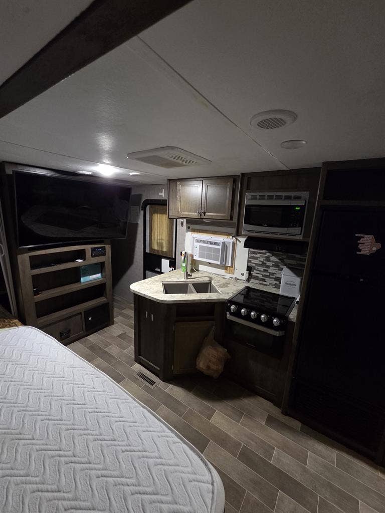 Clean Quiet Cozy Camper