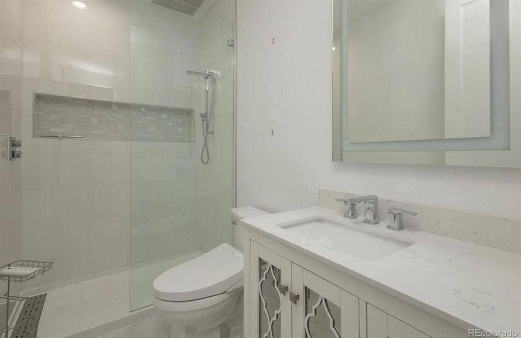 1 Bed 1 bath apt basement