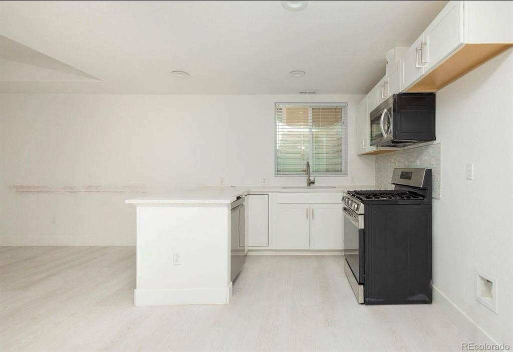 1 Bed 1 bath apt basement