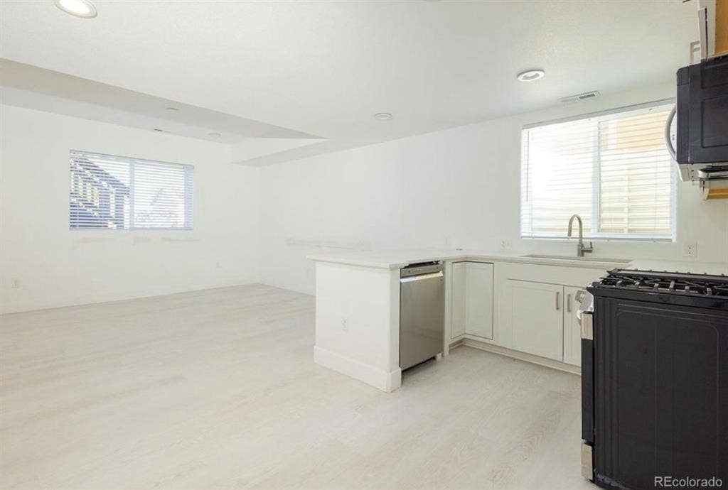 1 Bed 1 bath apt basement