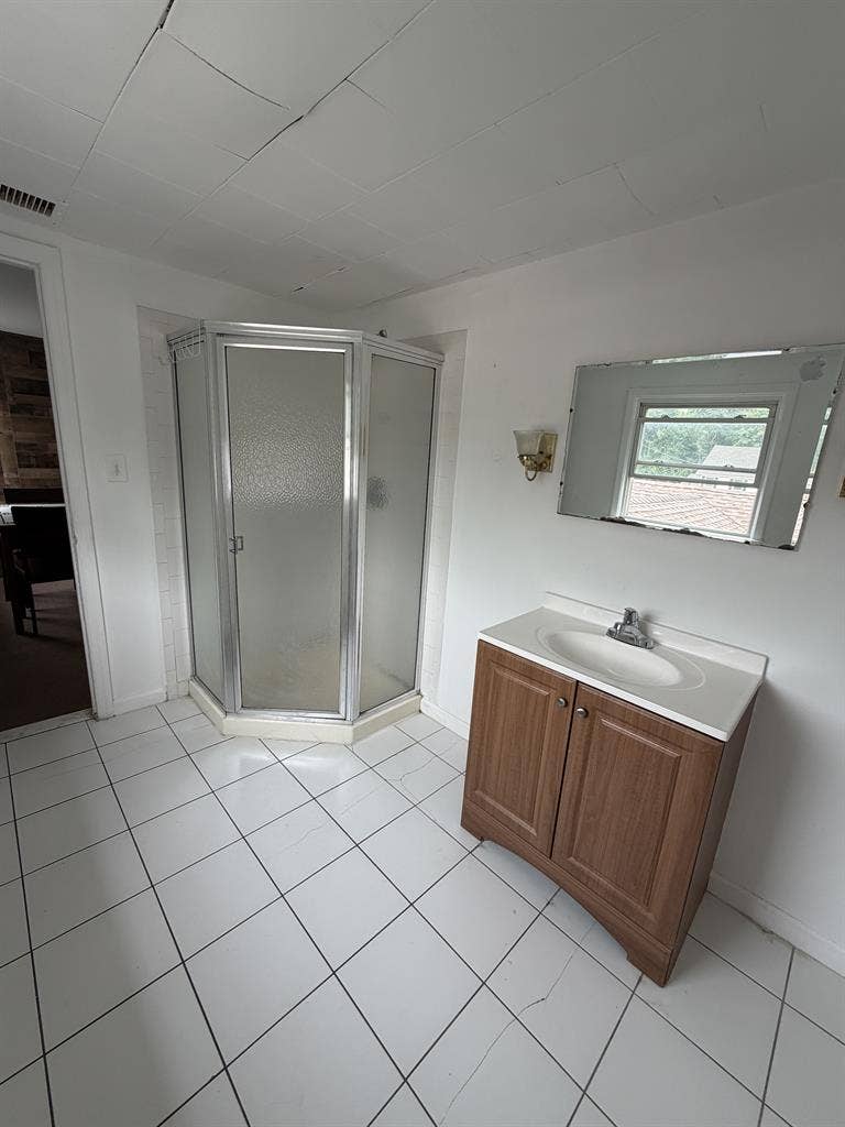 Nice 2 bedroom, kitchen & living